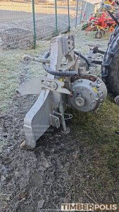 Lame avant forestière / pousse-bois avec treuil de halage